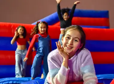 DG_Let's Play 60 min de Inflata Park + medias antideslizantes (10 personas) en Parque de la Amistad