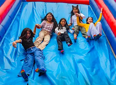 DG_Let's Play 60 min de Inflata Park + medias antideslizantes (10 personas) en Megaplaza Independencia